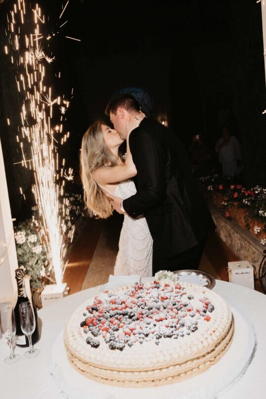 1064_JIN_2016 Bride and groom cutting their wedding cake at Villa Eva