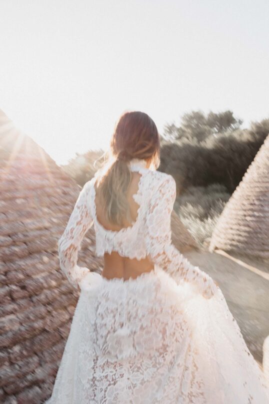 131_JIN_3959 Bride walking among the trulli in Puglia