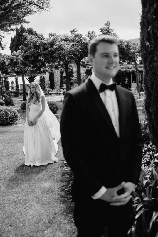 155_JIN_6661 Groom waiting for the bride in the gardens of Villa Eva