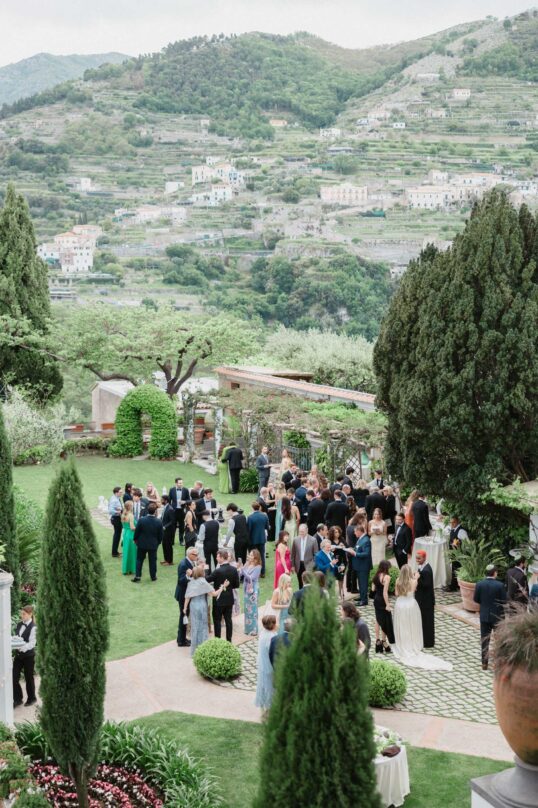 723_JIN_0020 Wedding guests celebrating in the gardens of Villa Eva in Ravello