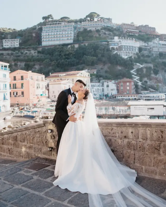 Sorrento è uno scenario meraviglioso, dove Claudia e Francesco hanno scelto di celebrare il loro amore. Ho avuto il privilegio di raccontare il loro giorno in luoghi dove sognare è semplice. E anche fotografare loro lo è stato 💙

Questa è una piccola anteprima, non vedo l’ora di svelarvi tutto il resto 

Photo @ginoimperatoweddings
Video @feelmage
Venue: @grandhotelroyalsorrento
Flower: @superflorasorrento
Bride dress @passarosposa
Groom dress@jasperboutique
Music @stringsloversfamily