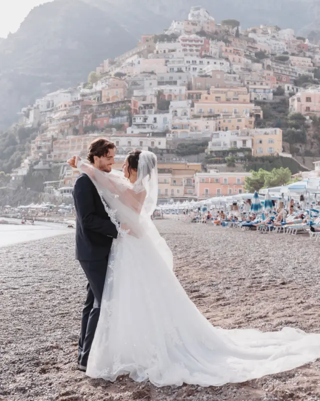 Wedding in Positano 💙

☀️ Dalla magia della Chiesa di Positano, alla spiaggia dove perfetti sconosciuti si sono fermati ad applaudire gli sposi, fino alle curve della Costiera Amalfitana, dove ci siamo fermati per qualche fotografia prima di raggiungere Villa Eliana.

🌊 Un matrimonio vissuto senza fretta, lasciandoci guidare dalla bellezza di Positano e da tutto ciò che accade lungo il percorso. 

Questa è solo una piccola anteprima di un meraviglioso destination wedding a Positano. ✨
Che ne pensate?💙

photo @ginoimperatoweddings
video @feelmage 
mua @michelle_hairstylist_makeup