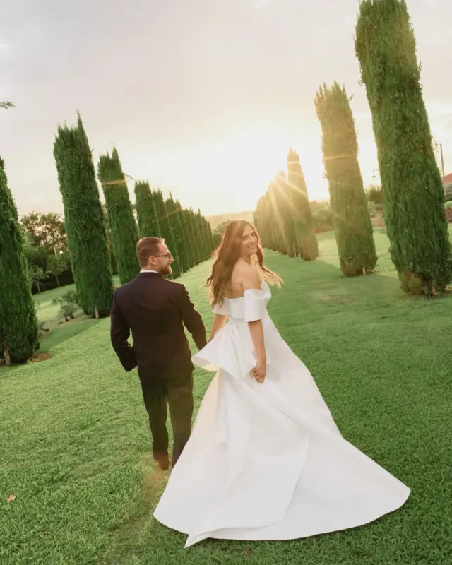 Ci sono matrimoni che si ricordano per come sono stati.
E altri per come ci hanno fatto sentire.
Nella cuore del Cilento, nella splendida cornice di Villa Andrea, Oriana e Francesco hanno festeggiato il loro matrimonio tra sorrisi, emozioni e tanti, tantissimi baci.

📞 Già dalla prima videocall avevo intravisto qualcosa di speciale in loro, ma vedere quanto amore hanno ricevuto quel giorno me ne ha dato la conferma.
Perché quando incontri due persone così, capisci che tutto quell’amore che le circonda non è lì per caso.
📷 Vivere da fotografo giornate così, piene d’amore, mi riempie il cuore di gioia.
E non posso fare altro che dirvi grazie. Grazie per avermi scelto per raccontare una parte così importante della vostra storia.
Siete stati semplicemente fantastici. 🤍

Bride dress @antoniorivamilano
Make up @rossella_bridalmakeup
Hair stylist @asia_bridalhair
Venue @villaandreapaestum_
Film @feelmage
