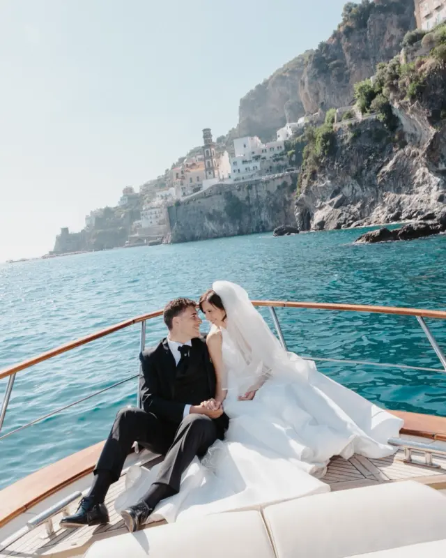 Ci sono giornate in cui essere dietro la macchina fotografica ha un sapore completamente diverso.

💙Questa volta davanti a me non c’erano semplicemente due sposi, ma due persone a cui voglio bene.
E vedere uno dei miei migliori amici sposarsi, avendo il privilegio di raccontare tutto questo, è stata una di quelle cose che difficilmente dimenticherò.

🌊 Atrani, il mare della Costiera, una barca e poi una festa all’Africana. Ma soprattutto loro, esattamente come li conosco io.
È stato bellissimo raccontarvi così. E ancora più bello esserci. 🤍

Photo @ginoimperatoweddings
Venue @legrottedellafricana
Make up @alessandromancinostudios 
Flowers @staraceflorist
Film @luigirainonefilms
Bride dress @sposaeofficial
Groom dress @idealmoda
Bride venue @villa_cliff_house_ravello
Baby dress @siria_abbigliamento
Music @marco_rovezzi
Fireworks @pirotecnicamansi
